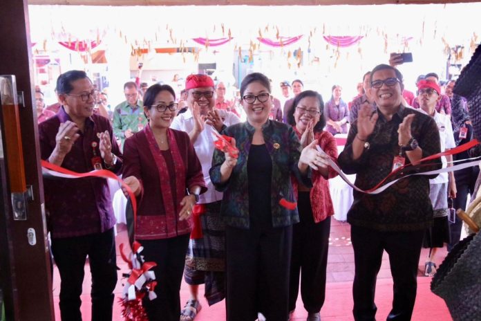 Bersama Bupati Tabanan, Rai Wahyuni Sanjaya Resmikan Pojok IKM Dekranasda Tanah Lot