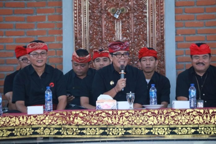 Apresiasi Kegiatan Masyarakat, Bupati Tabanan Hadiri Turnamen Ceki di Desa Tunjuk