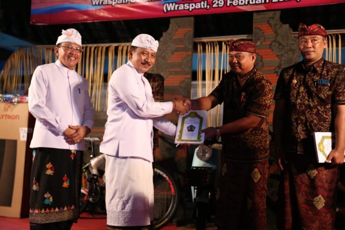 Pj Bupati Jendrika Hadiri Pasobyahan Awig-Awig Desa Adat Sangkanbuana