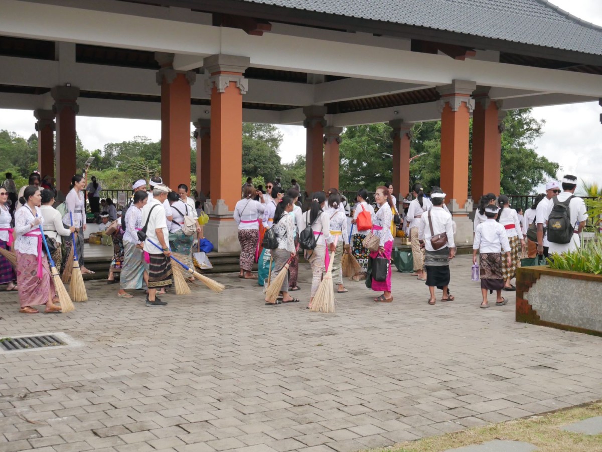 Bank Sampah Tegeh Sari Lestari (BSTSL) bersama berbagai pihak turut serta dalam kegiatan ngayah mereresik di kawasan Pura Besakih