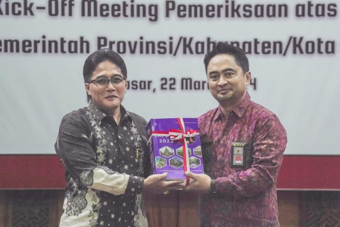 Bupati Badung I Nyoman Giri Prasta menyerahkan LKPD Unaudited Tahun 2023 di Kantor BPK RI Perwakilan Bali, Renon, Jumat 22 Maret 2024.