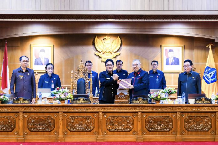 Bupati Badung Nyoman Giri Prasta saat hadir dalam Rapat Paripurna DPRD Kabupaten Badung masa persidangan pertama tahun 2024 di Ruang Sidang Utama Gosana, Kantor DPRD Badung, Senin 25 Maret 2024.