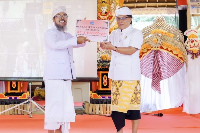 Bupati Badung Nyoman Giri Prasta saat menyerahkan dana bantuan BKK Badung untuk Karya Mamungkah Ngenteg Linggih Padudusan Agung di Pura Dang Kahyangan Puseh Katyagan, Kamasan, Kabupaten Klungkung, Jumat 15 Maret 2024