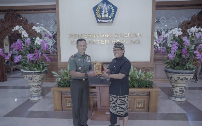 Bupati Giri Prasta didampingi Sekda Adi Arnawa saat menerima kunjungan silaturahmi Pangdam IXUdayana Mayor Jenderal TNI Bambang Trisnohadi. Di Puspem Badung, Jumat 28 Maret 2024.