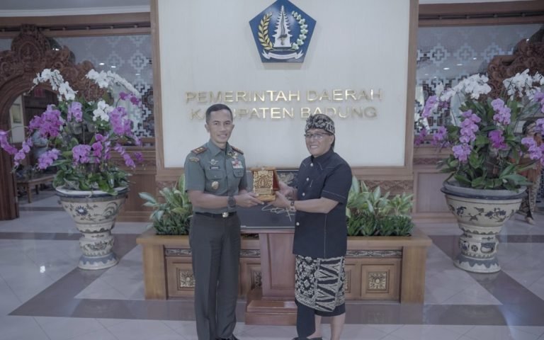 Bupati Giri Prasta didampingi Sekda Adi Arnawa saat menerima kunjungan silaturahmi Pangdam IXUdayana Mayor Jenderal TNI Bambang Trisnohadi. Di Puspem Badung, Jumat 28 Maret 2024.