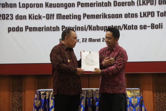 Bupati Jembrana Serahkan Laporan Keuangan Unaudited Tahun 2023 kepada BPK RI