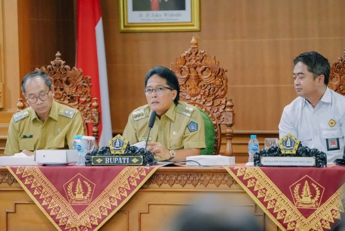Bupati Nyoman Giri Prasta didampingi Wabup Ketut Suiasa dan Sekda Adi Arnawa saat acara Exit Meeting BPK RI Perwakilan Bali di Puspem Badung, Senin 4 Maret 2024.