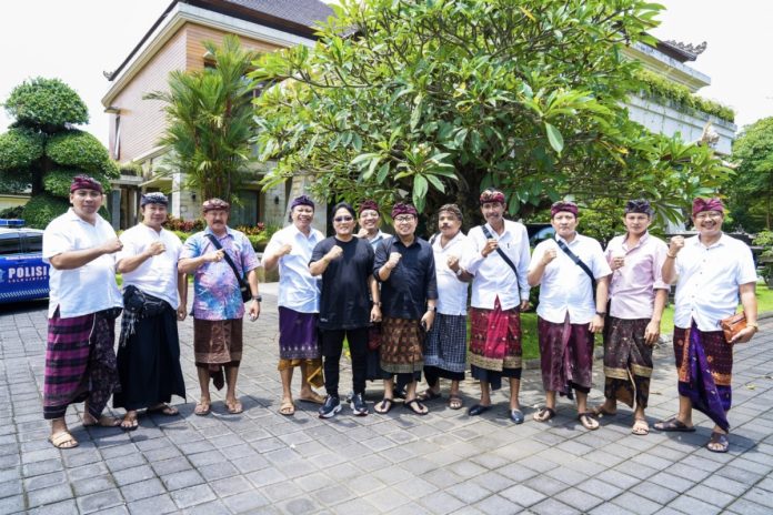 Bupati Nyoman Giri Prasta menerima audiensi Wakil Walikota Denpasar bersama Prajuru Banjar Pesanggaran Pedungan Denpasar Selatan, di Rumah Jabatan Bupati, Puspem Badung, Jumat 1 Maret 2024.