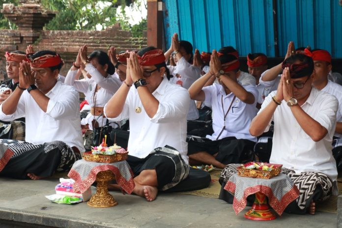 Bupati Sanjaya Gelar Persembahyangan di Pura Luhur Muncak Sari, Tabanan 