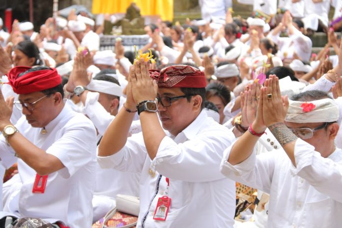 Bupati Sanjaya Hadiri Sembahyang di Pura Dalem Khayangan Kedaton Desa Adat Kukuh