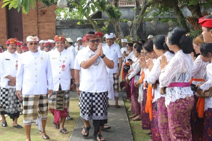 Bupati Tabanan, Dr. I Komang Gede Sanjaya, S.E., M.M, hadir dalam upacara Melaspas dan Pasupati Ratu Ayu lan Medengen - dengen di Suci Puri Kediri pada Kamis 14 Maret 2024