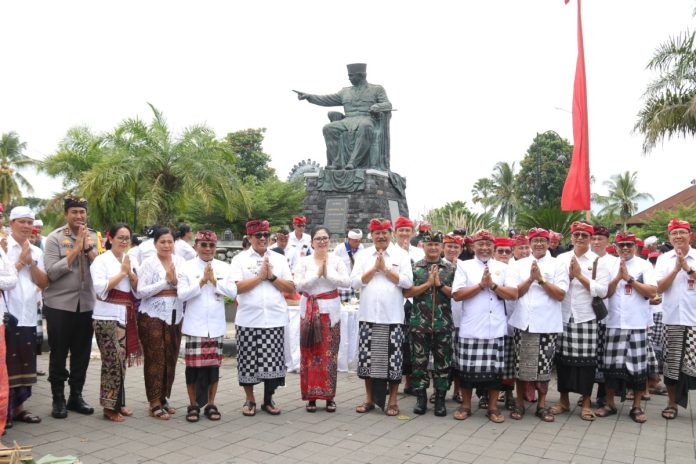 Bupati Tabanan Ikuti Rangkaian Persembahyangan Tawur Agung Kesanga di Pura Catus Pata Kota Tabanan