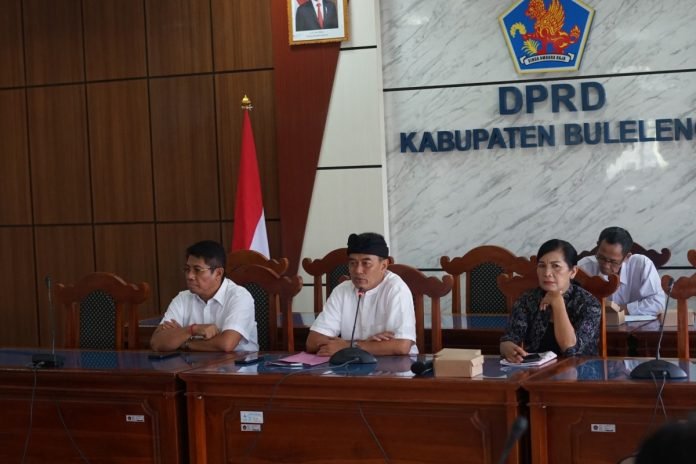 DPRD Buleleng saat memfasilitasi pertemuan antara para pedagang bermobil dengan stakeholder terkait untuk mencari solusi terbaik.