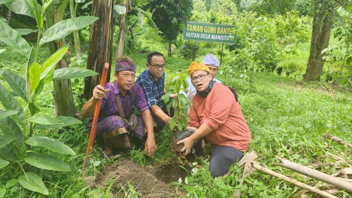 Dewan Juri Melakukan penanaman Pohon di Manistutu Camping Ground (Mantu Cager) sebagai bagian dari pelestarian hutan