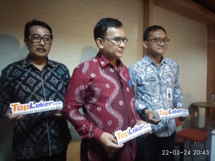 Ditjen Diksi Kemendikbudristek Dr. Wardani Sugiyanto (tengah) didampingi Kadis Pendidikan Provinsi Bali KN Boy Jayawibawa (kiri) dan Ketua Panitia SMK Fest Bali 2024 I Gusti Ngurah Crisna Adijaya (kanan).