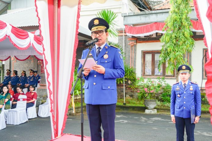 Sekda Wayan Adi Arnawa menjadi Inspektur Upacara saat Apel HUT Damkar Ke-105 di Mako Induk Dinas Kebakaran dan Penyelamatan Kabupaten Badung, Jalan Kebo Iwa Denpasar, Jumat (15/3).