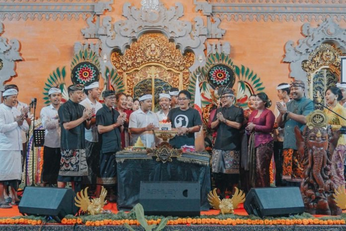 Bupati Nyoman Giri Prasta saat menghadiri HUT Ke-41 Sekaa Teruna Tri Eka Dharma Shanti Banjar Tangkeban, Desa Adat Cemagi, Kecamatan Mengwi, Badung, Selasa (12/3).