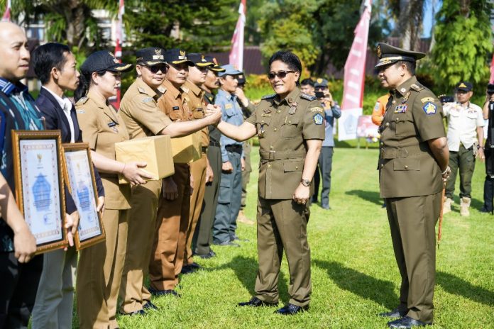 Bupati Giri Prasta saat menghadiri Apel Gelar Pasukan dalam rangka HUT Satpol PP Ke-74 dan Satlinmas Ke-62 Tahun 2024 Provinsi Bali yang dipusatkan di Lapangan Puspem Badung, Jumat (22/3).