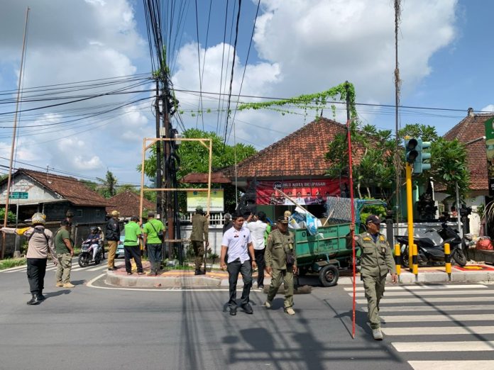 Kelurahan Peguyangan Gelar Aksi Bersih-Bersih Baliho