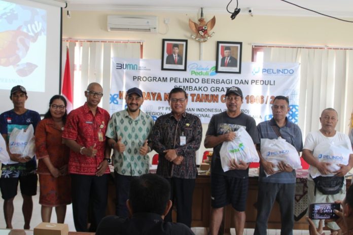 Jelang Hari Raya Nyepi Caka 1946, Pemkot Denpasar bersinergi dengan PT. Pelindo menyerahkan Paket Sembako kepada masyarakat Kelurahan Serangan, Selasa (5/3).