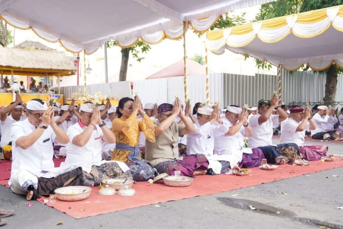 Upacara Tawur Agung Kesanga Pemkab Gianyar bersama Desa Adat Gianyar