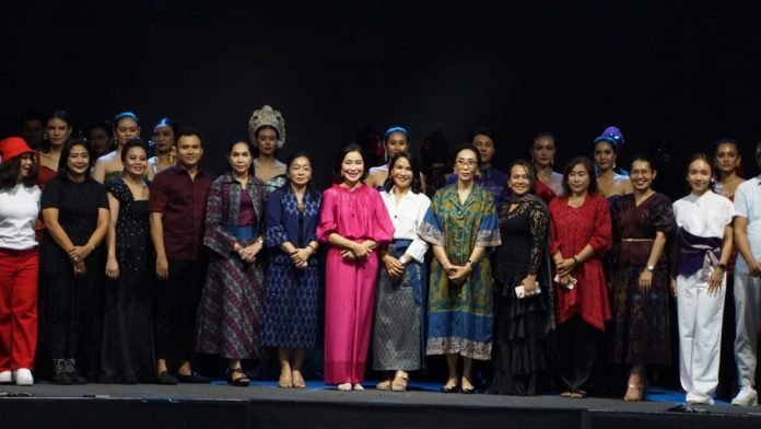Fashion Show 'Janardana' Memukau Penonton di Riverside Convention Center