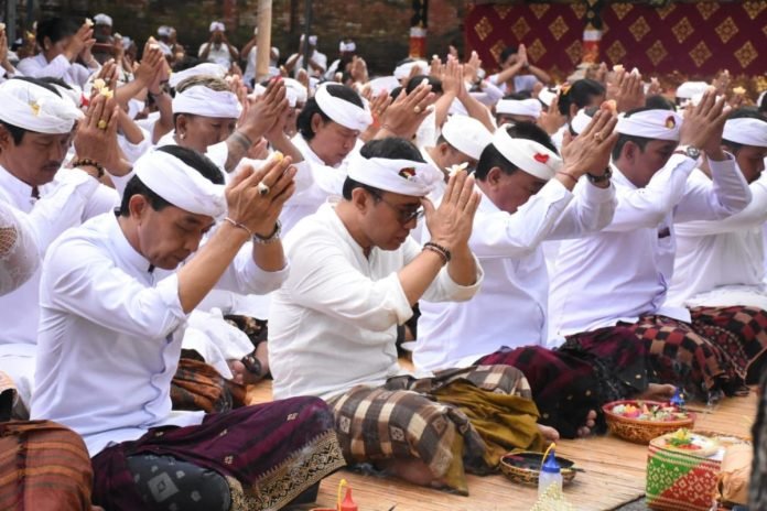 Walikota Jaya Negara Hadiri Upacara Melaspas dan Pujawali di Pura Desa lan Puseh Desa Adat Kesiman Walikota Jaya Negara Hadiri Upacara Melaspas dan Pujawali di Pura Desa lan Puseh Desa Adat Kesiman