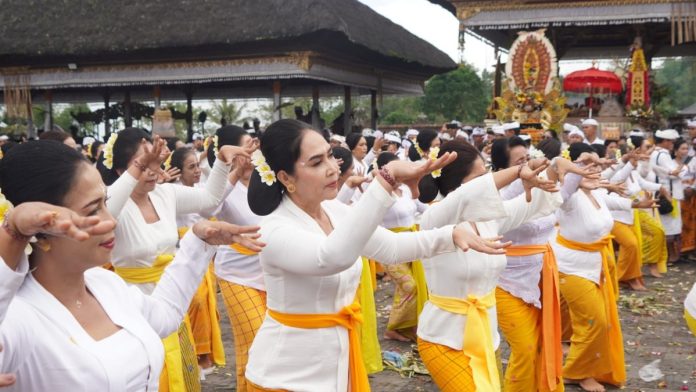 GOW Jembrana Ngayah Rejang Renteng, Serangkaian Karya Ida Betare Turun Kabeh Pura Besakih