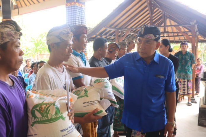 Jelang Kuningan dan Nyepi, Bupati Tamba Salurkan Beras CPP Tahap II