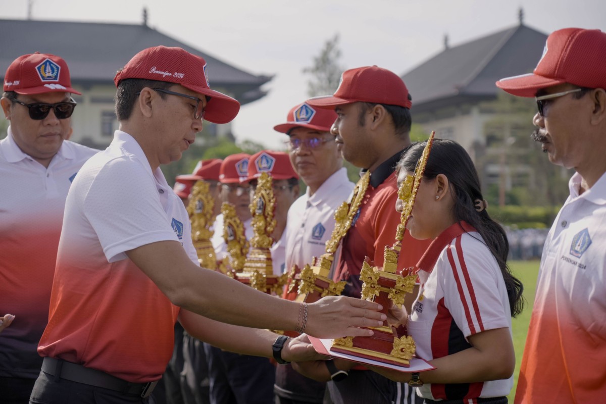 Kadisdikpora, I Gusti Made Dwipayana, SH., M.SI saat menyerahkan penghargaan, Senin 25 Maret 2024.