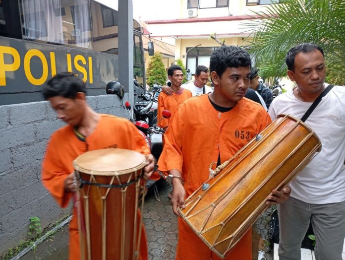 Ketiga pelaku pencurian gong di Pura Kawitan Pasek Gelgel, Dusun Pasar, Desa Anturan, Buleleng saat digiring pihak kepolisian.