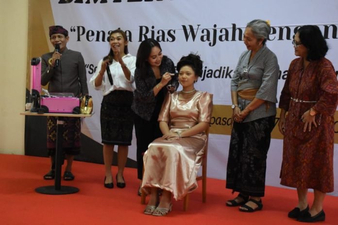 Ketua GOW Kota Denpasar Resmi Buka Uji Kompetensi Penata Rias Wajah Pengantin Tingkat III