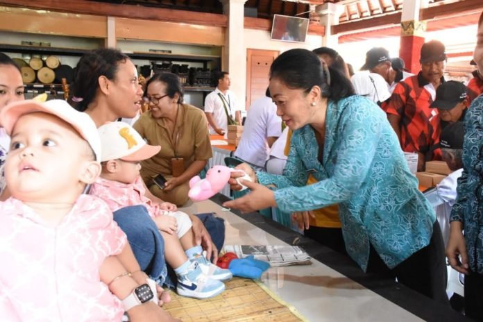 Ketua TP PKK Kota Denpasar Buka Posyandu Paripurna Tahun 2024 di Balai Banjar Semawang