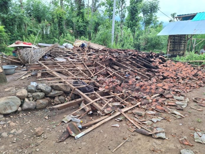 Kondisi rumah Kadek Suarjana (25), pasca ambruk akibat diterpa angin kencang pada Kamis 29 Februari 2024, dinihari sekitar pukul 03.00 Wita.
