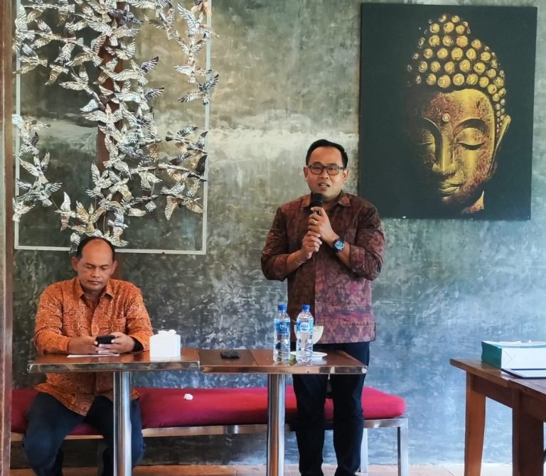 Made Arya, Manager Unit Pelaksana Proyek Kelistrikan (MUP2K) Nusa Tenggara Barat bersama Hamidi Hamid selaku Senior Manager Komunikasi dan Umum Unit Induk Distribusi Bali dalam jumpa pers pada Selasa 5 Maret 2024