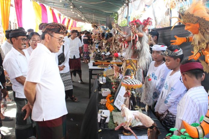 Pelaksanaan Lomba Ogoh-Ogoh mini oleh Sekeha Teruna Teruni (ST) Yowana Paramarthan, Banjar Tanjung Bungkak Kaja, Denpasar Timur ditinjau Walikota Denpasar, I Gusti Ngurah Jaya Negara, Sabtu 16 Maret 2024 di balai banjar setempat.