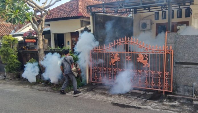 Pelaksanaan fogging sebagai upaya mitigasi guna mencegah terjadinya lonjakan kasus DBD di Buleleng.