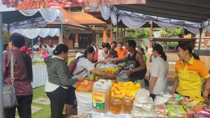 Pelaksanaan kegiatan pasar murah dalam rangka menekan angka inflasi dan memperingati Hari Suci Galungan dan Kuningan yang dilaksanakan di Balai Banjar Abian Kapas Kelod, Kecamatan Denpasar Timur, Rabu 6 Maret 2024.