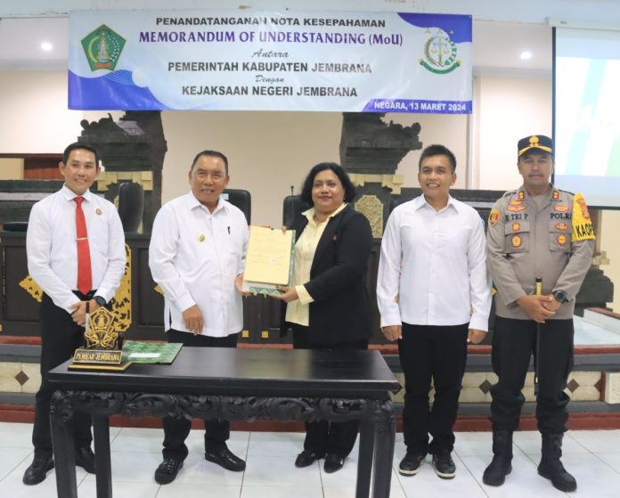 Pemerintah Kabupaten Jembrana kembali menandatangani Memorandum of Understanding (MoU) dengan Kejaksaan Negeri (Kejari) Jembrana