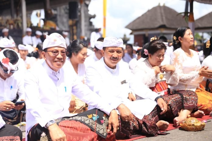Pemkab Klungkung Ngaturang Bakti Pengayar di Pura Agung Besakih