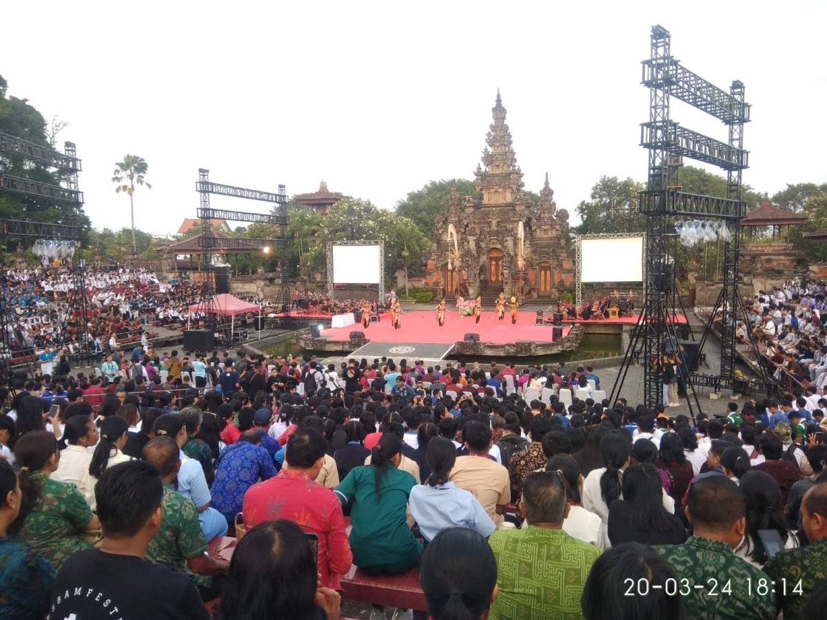 Pengunjung membludak saat pembukaan SMK Fest di Gedung Terbuka Ardha Candra, Taman Budaya, Art Centre Denpasar. Rabu 20 Maret 2024 malam.