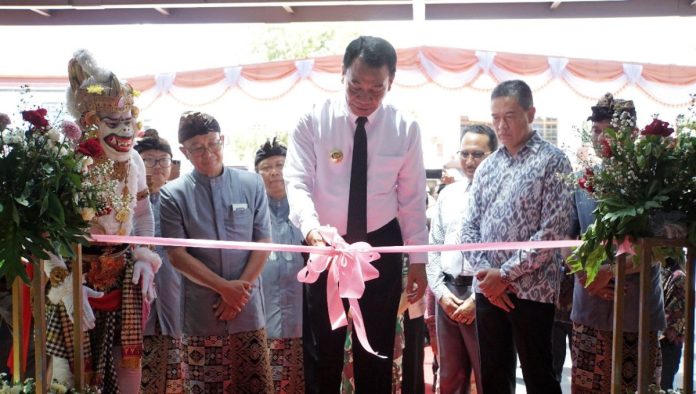 Penjabat Bupati Buleleng Ketut Lihadnyana saat peresmian Rumah Sakit Ibu dan Anak (RSIA) Puri Bunda Singaraja.