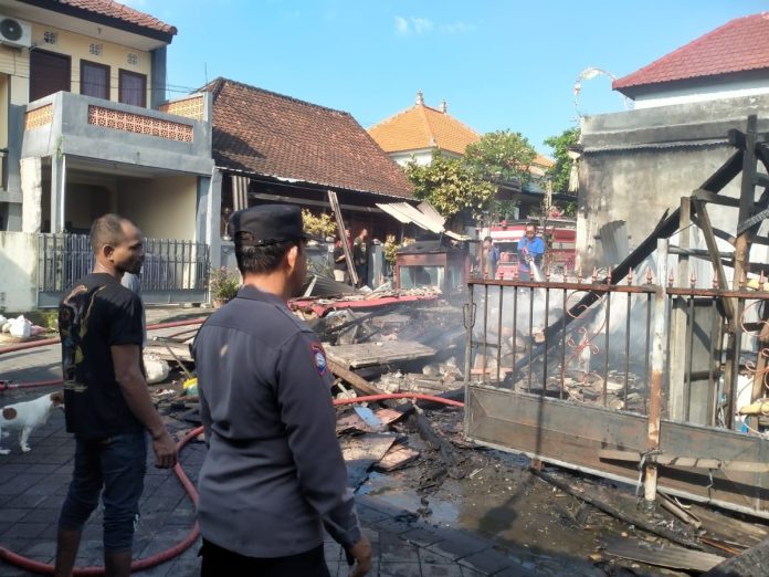 Perusahaan tempe milik Abdul Matholi, (49) di perumahan Dalung Permai, Banjar Bhineka Nusa Kangin Blok MM1 No. 41, Ds. Dalung Kec. Kuta Utara, menjadi sasaran amukan si jago merah