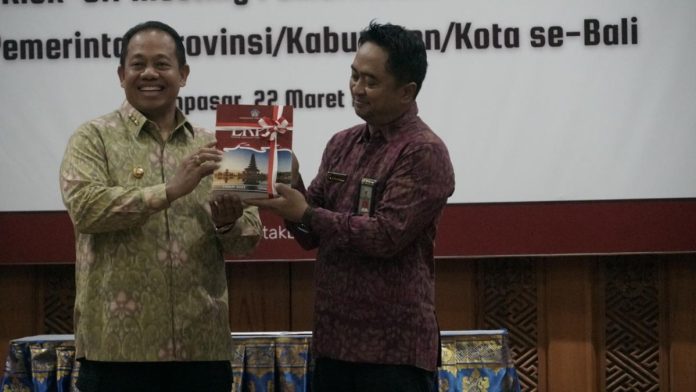 Pj Mahendra Jaya Serahkan LKPD Unaudited Tahun 2023 ke BPK Bali