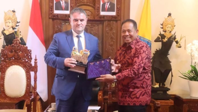 Pj. Gubernur Bali, S.M. Mahendra Jaya, menyambut kedatangan Duta Besar Rumania untuk Indonesia, H.E. Mr. Dan Adrian Balanescu
