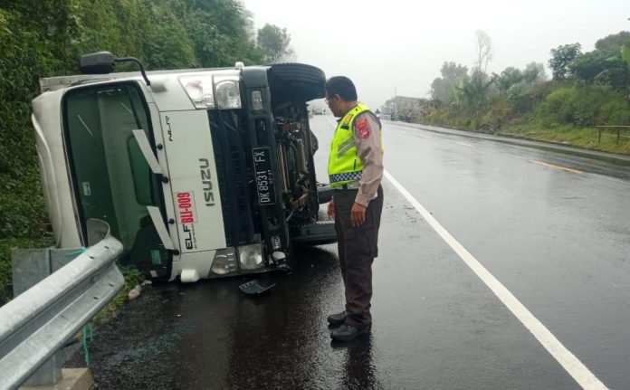 Polisi saat melakukan olah TKP di lokasi kejadian.