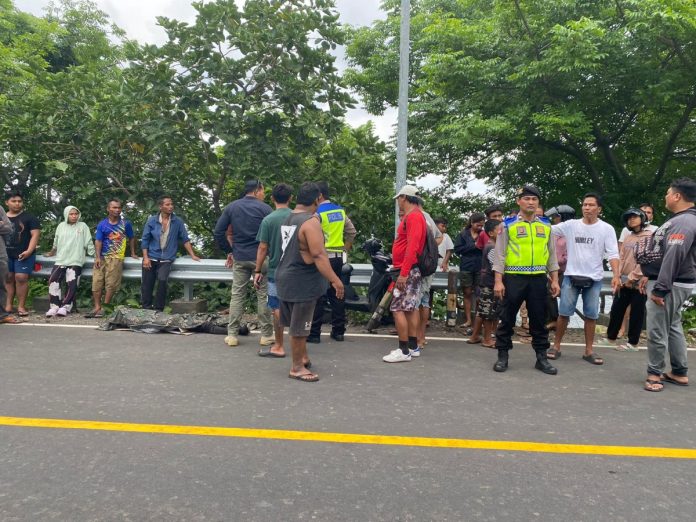 Polisi saat melakukan olah TKP korban lakalantas di Banjar Dinas Antasari, Desa Pacung, Kecamatan Tejakula, Buleleng.