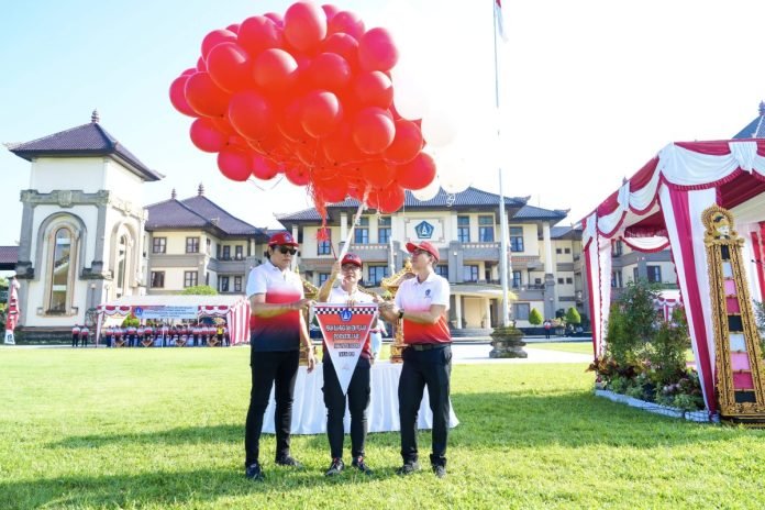 Sekda Badung I Wayan Adi Arnawa membuka secara resmi Pekan Olahraga dan Seni Pelajar Kabupaten Badung tahun 2024 di Lapangan Puspem Badung, Selasa (19/3).