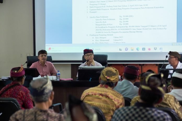 Wabup Suiasa sekaligus Ketua Umum Pratisentana Sira Arya Kanuruhan Tangkas Kori Agung saat memimpin rapat terkait persiapan Penganyaran Turun Kabeh Pratisentana Sira Arya Kanuruhan di Ruang Rapat Rumah Jabatan Wabup, Sabtu (23/6).