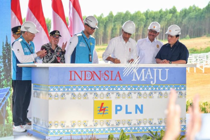 Presiden RI Joko Widodo (tiga dari kanan) menandatangani solar panel saat groundbreaking PLTS IKN Nusantara pada November 2023.